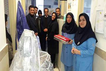 اهدای شیرینی به پرستاران