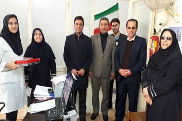 اهدای شیرینی به پرستاران
